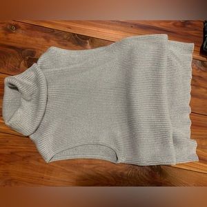 Daisy Fuentes sleeveless top